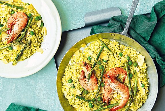 Zelené risotto s chřestem a krevetami